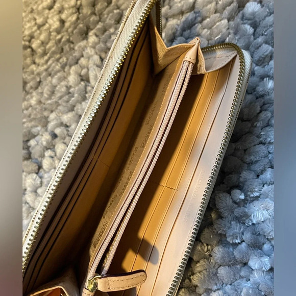 Michael Kors Monogram wallet. - Picture 5 of 7